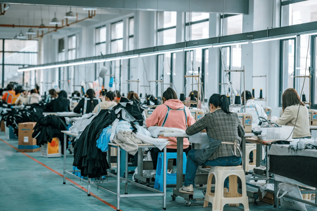 急招900多人！昭通鎮雄紡織服裝產業園正式投產，帶動日用品銷售新機遇